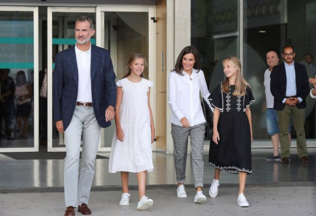 Los reyes Felipe y Letizia llevaron a sus hijas a ver a su abuelo tras la delicada operación de corazón a la que sometió.