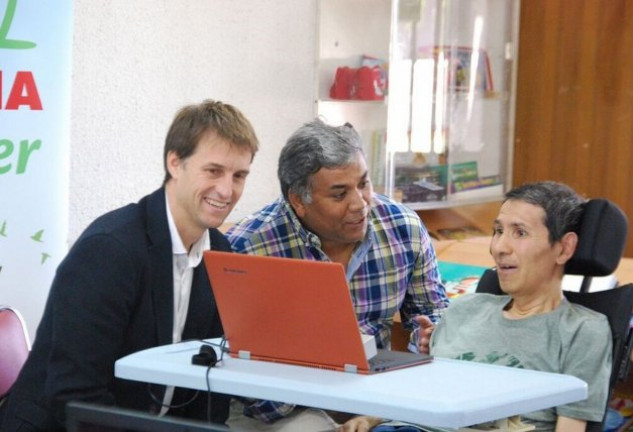 Eduardo Jáuregui, a la izquierda, entregando dispositivos en un centro.