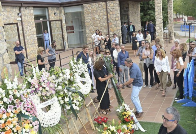 Lola Fernández Ochoa colocó una ofrenda de flores en forma de esquís en el Tanatorio de Cercedilla ante la mirada de familiares y de los amigos más cercanos.