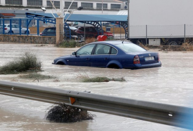 Un coche anegado en la localidad alicantina de Orihuela