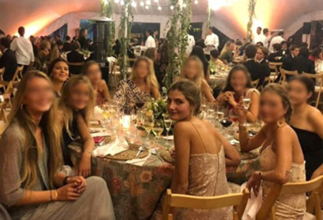 Amina Martínez de Irujo pasó la noche acompañada de sus mejores amigas.