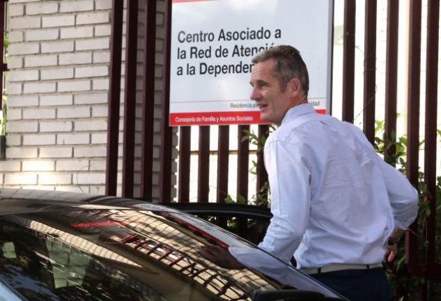 El exduque llegando al Hogar Don Orione, en su primer dia de voluntariado.