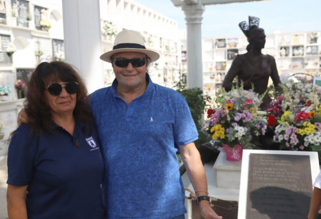 Amador y su compañera, Jaqueline, junto al mausoleo de Rocío Jurado.