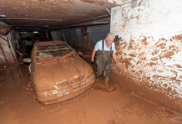 El barro dejó viviendas y vehículos completamente inservibles.