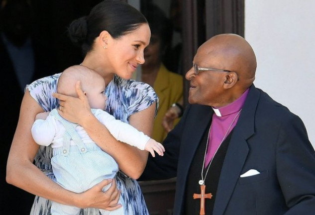 La visita al arzobispo Desmond Tutu y su familia ha sido el primer acto oficial del Baby Sussex.