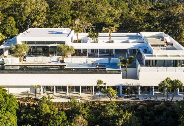 La vivienda, en medio de un bosque y con vistas al mar, tiene 900 metros cuadrados