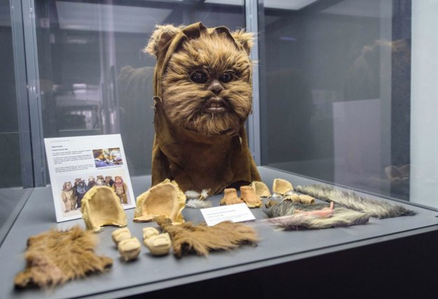 Máscara y complementos para la caracterización de un ewok de «Star Wars».