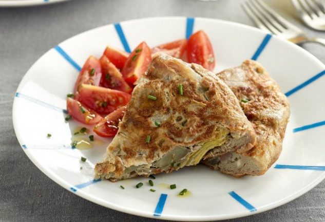 Tortilla de alcachofas con cebolla y panceta