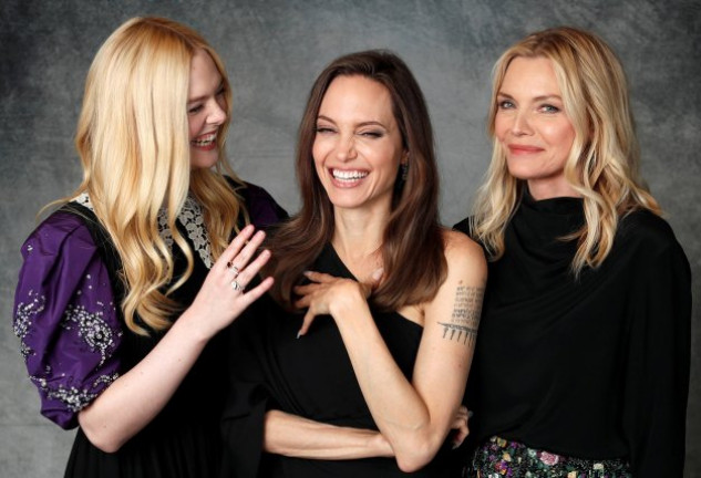 Angelina Jolie con sus compañeras de reparto en «Maléfica: maestra del mal», Michelle Pfeiffer y Elle Fanning.