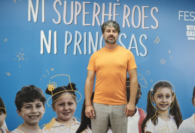 El sociólogo Erick Pescador delante de un cartel promocional del programa.