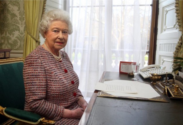 Tras el desayuno, Isabel II se instala en su despacho.