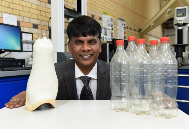 Uno de los investigadores con cinco botellas de plástico, lo necesario para crear una prótesis.