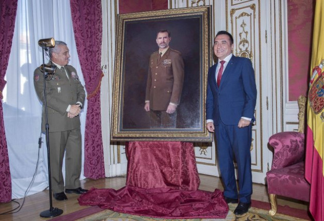 Antonio Montiel, presentando su retrato de Felipe VI en el salón de Embajadores de Buenavista de Madrid.