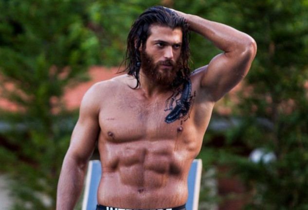 Can Yaman es el protagonista de las telenovelas turcas «Erkenci Kus» y «Dolunay».