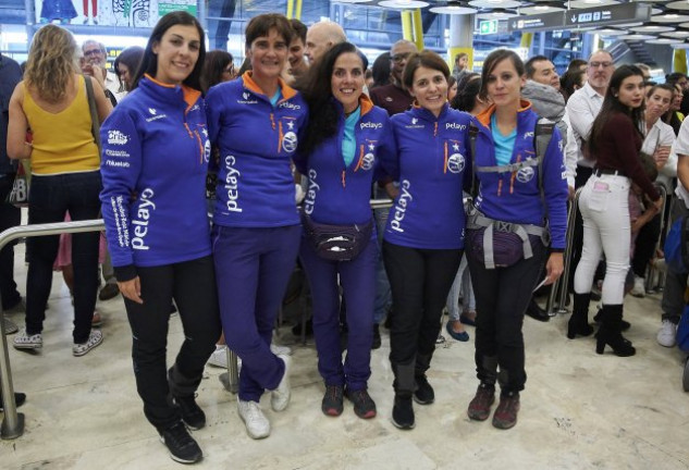 Las cinco españolas posaron para Pronto nada más llegar al aeropuerto de Barajas. Estaban felices por el reto superado.