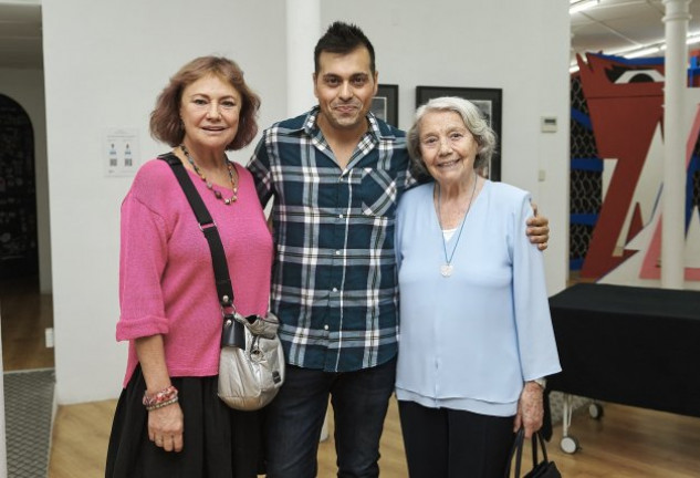 Miguel Herrero, entre las actrices Paca Gabaldón (de rosa) y Julita Martínez.