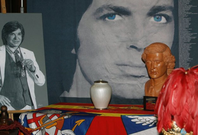 Un busto e imágenes del cantante acompañan las cenizas de Camilo.