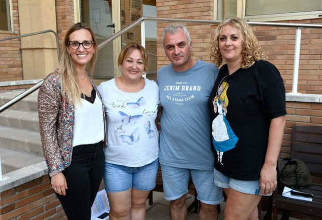 La psicóloga Marta Argilés, con Nati, Manuel y Maricarmen, tres de los alumnos del curso de cuidadores paliativos que ofrece en Barcelona la Obra Social de La Caixa.