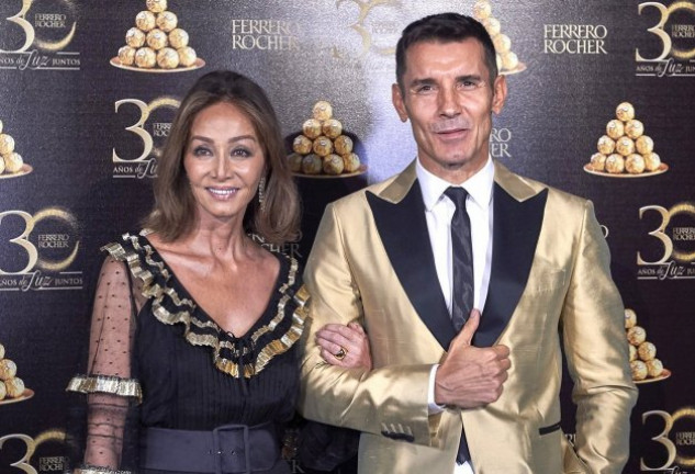 Isabel Preysler, de 68 años, con  Jesús Vázquez, actual imagen de los bombones más navideños de todos.