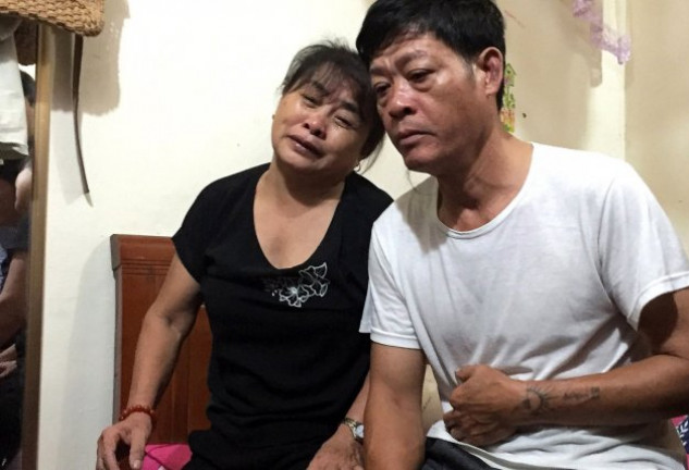 Los padres de la joven Pham Thi Tra My, una de las víctimas del camión de la muerte, donde viajaban hacinados otros 38 inmigrantes provenientes en su mayoría de Vietnam.