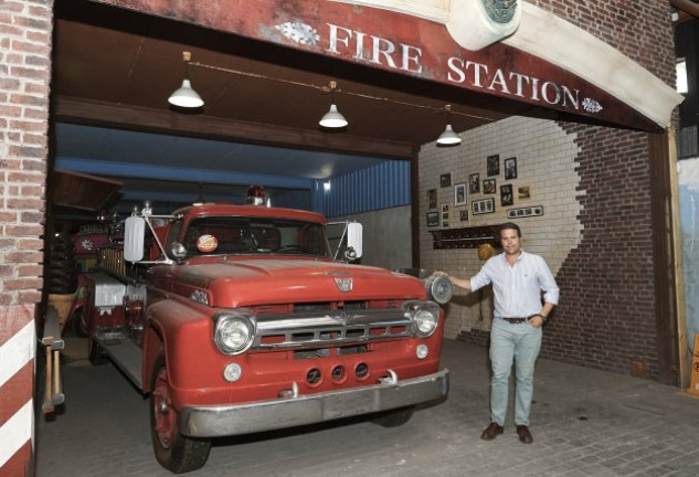 Patricio Bustamante junto a uno de sus vehículos