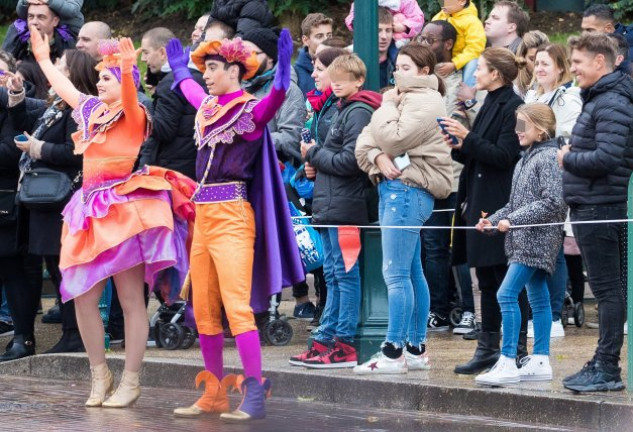 La familia al completo, durante uno de los numerosos espectáculos que se organizan a diario en Disneyland Paris.