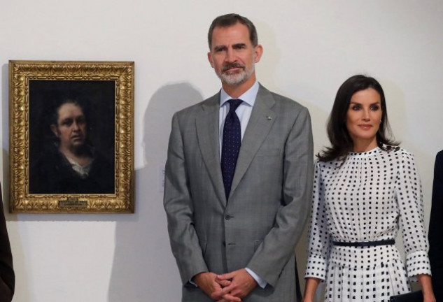 Los Reyes visitaron la exposición que muestra un autorretrato De Goya cedido por el Prado.
