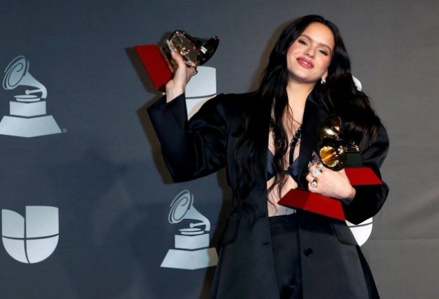 La artista, posando orgullosa con sus merecidísimos premios.