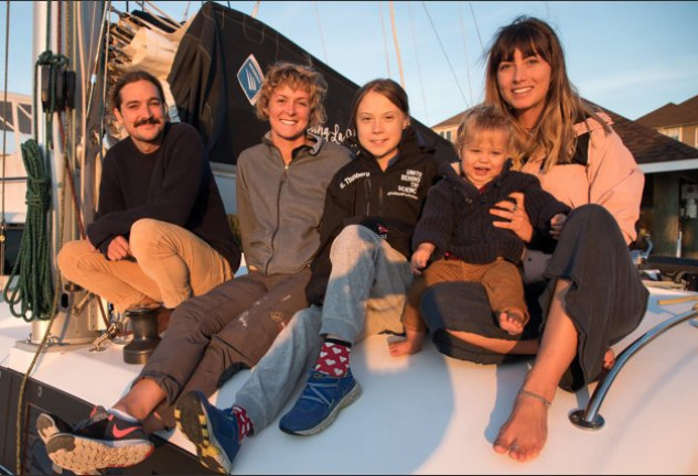 Greta, en el centro, con Riley Whitelum y Elayna Carausu (con su bebé), dueños del catamarán, y Nikki Henderson, que lo tripula.
