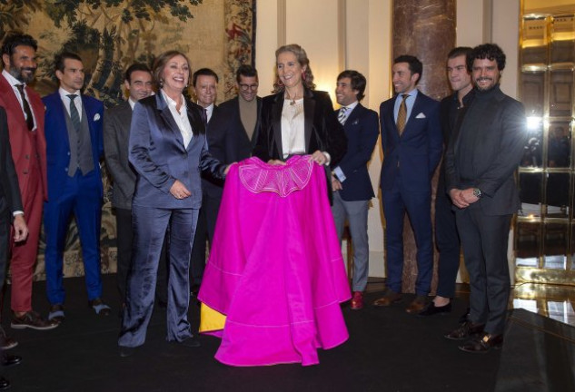 La infanta Elena recibió el «Capote de las Artes» de manos de la directora del Hotel Wellington, donde se visten los toreros para la Feria de San Isidro.