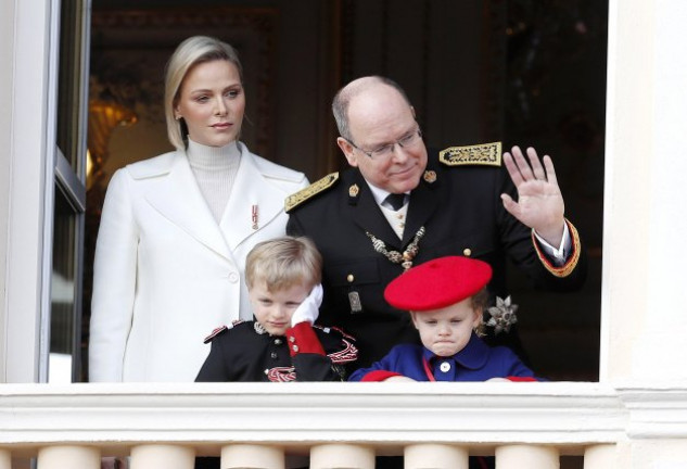 Alberto y Charlene con sus hijos, Gabriella y Jacques, en el balcón de palacio.