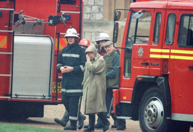 La reina, abatida y agotada, tras ayudar a los bomberos a sofocar el incendio en el que se quemó buena parte de su castillo más querido.