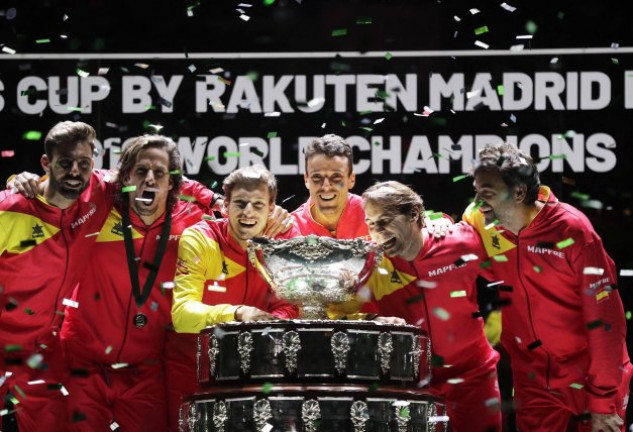 Marcel Granollers, Feliciano López, Pablo Carreño, Roberto Bautista, Rafa Nadal y Sergio Burguera tras conseguir la Copa Davis en Madrid.