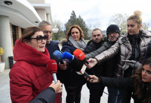 Teresa y Benito Rabal, los dos hijos de Asunción, hablando con los periodistas a la entrada del tanatorio.