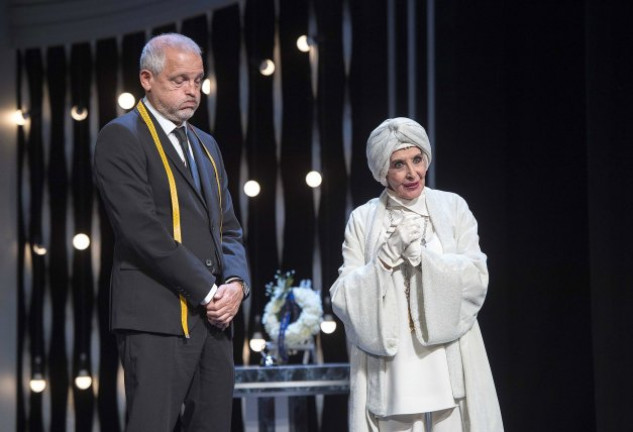 Concha Velasco con Jordi Rebellón en la obra teatral «El funeral».