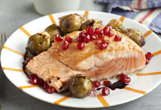 Receta de salmón con coles de Bruselas y granada