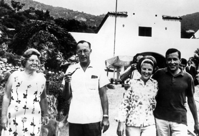 Beatriz (en la foto, con sus padres y su marido) supo que su padre había tenido dos hijas fuera del matrimonio cuando éste estaba en su lecho de muerte.