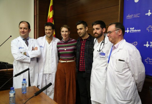 Audrey y Rohan Schoeman con el equipo médico que le salvó la vida a ella.