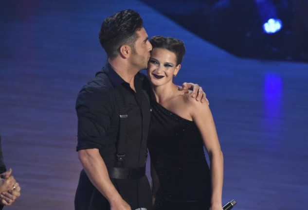 El cantante y la bailarina son la viva imagen de la felicidad.