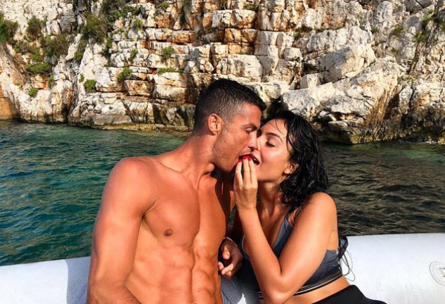 Cristiano Ronaldo y Georgina se besan en la cubierta de su yate.