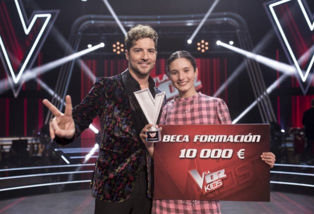 David Bisbal con Irene, que sostenía el cartel del dinero de su beca.