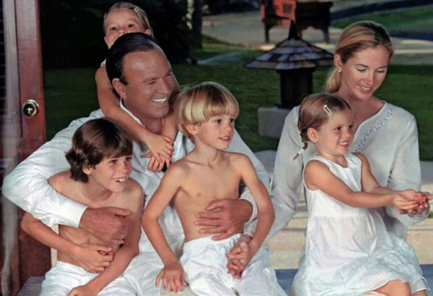 Julio Iglesias y Miranda rodeados de sus hijos.