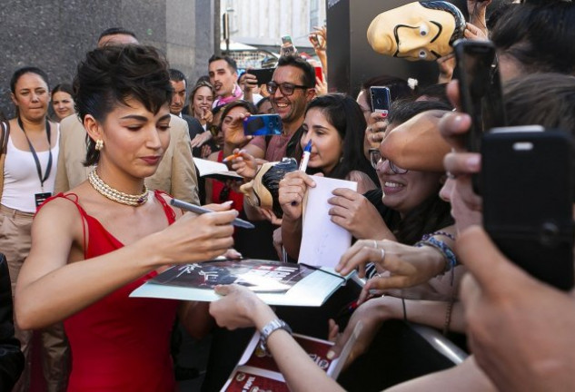 Úrsula Corberó firmando autógrafos a sus fans.