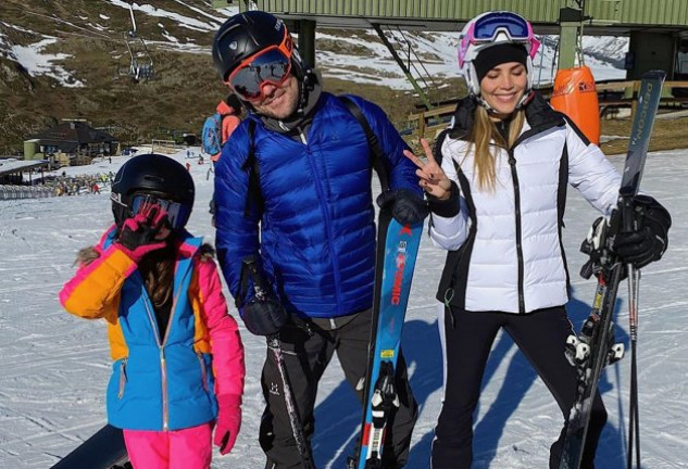 David, Rosanna y Ella, posando con sus equipos de nieve antes de iniciar la jornada.