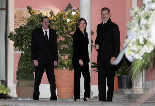 Felipe y Letizia, de riguroso luto, a su llegada a la capilla ardiente.