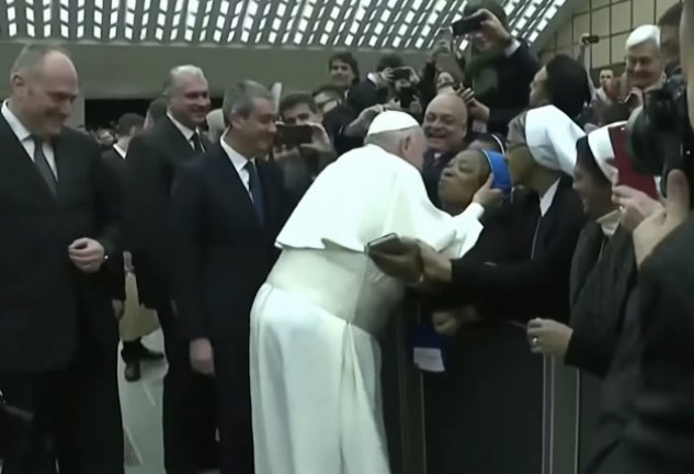 El papa Francisco besando a la religiosa durante una audiencia general.