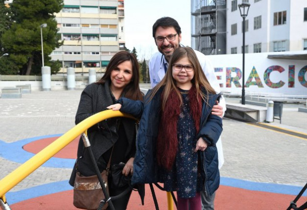 Iria, acompañada de su madre y del doctor Jesús Quintero, hematólogo pediátrico que la ha tratado desde que nació.
