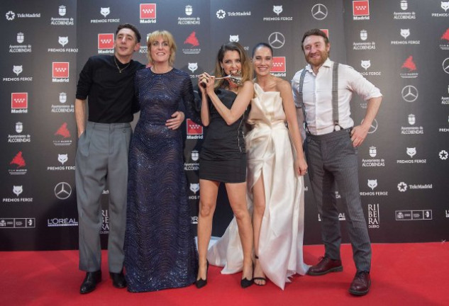 Los protagonistas de la galardonada serie Vida Perfecta. De izquierda a derecha: Enric Auger, Aixa Villagrán, Leticia Dolera, Celia Freijeiro y Manuel Burque.
