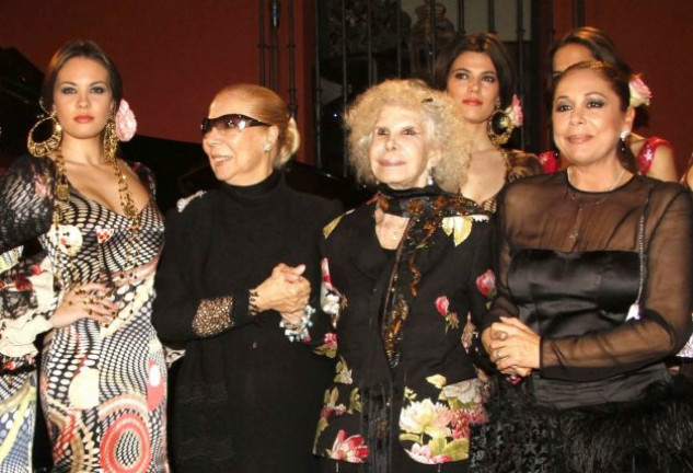 Lina (con gafas de sol), con Jessica Bueno, la duquesa de Alba e Isabel Pantoja.