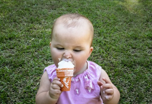 El viral de la bebé probando el helado por primera vez ¡te alegrará el lunes!